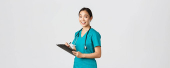 医疗保健工人防止病毒检疫运动概念微笑可爱的亚洲女护士实习生实习医生风云写作剪贴板填写论文相机很高兴白色背景