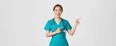 科维德医疗保健工人流感大流行概念微笑快乐的亚洲女医生治疗师实习医生风云指出手指上角落里邀请检查推荐接种疫苗
