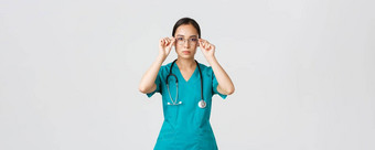 科维德医疗保健工人流感大流行概念自信严肃的表情确定亚洲女医生护士实习医生风云把眼镜准备好了转变紧急房间白色背景