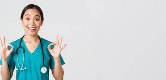 医疗保健工人防止病毒检疫运动概念兴奋很高兴亚洲女医生护士实习医生风云听诊器显示手势白色背景
