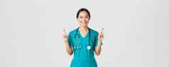 科维德医疗保健工人流感大流行概念乐观微笑亚洲女医生医生实习医生风云信仰交叉手指好运气使希望白色背景
