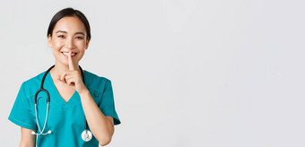 医疗保健工人防止病毒检疫运动概念微笑漂亮的亚洲医生护士实习医生风云微笑嘘声保持安静的站白色背景