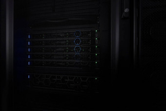 数据中心多个行完全操作服务器架现代电信云计算人工情报数据库超级计算机技术概念