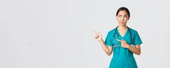 科维德医疗保健工人流感大流行概念持怀疑态度怀疑漂亮的亚洲医生护士实习医生风云得意的笑指出上左角落里不情愿的犹豫脸白色背景