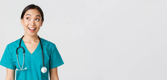 医疗保健工人防止病毒检疫运动概念热情的微笑亚洲医生实习医生风云护士上左角落里逗乐脸站白色背景