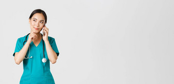科维德医疗保健工人防止病毒概念肖像微笑亚洲女医生实习生实习医生风云会说话的电话深思熟虑的思考使选择