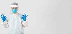 科维德冠状病毒疾病医疗保健工人概念自信亚洲女医生实验室技术员个人保护设备显示手势批准