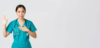 科维德医疗保健工人防止病毒概念微笑诚实的亚洲女医生实习生实习医生风云给承诺提高手臂持有手心承诺誓言病人