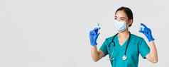 科维德冠状病毒疾病医疗保健工人概念一边视图微笑漂亮的亚洲医生护士实习医生风云注射器疫苗持有灯泡站白色背景