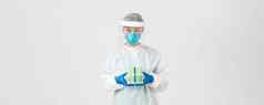 科维德冠状病毒疾病医疗保健工人概念惊讶亚洲女医生科技实验室个人保护设备持有试管》疫苗分析白色背景