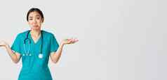 科维德医疗保健工人流感大流行概念肖像笨亚洲女护士女人医生耸传播手横盘整理不知道不要白色背景