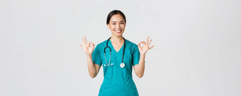 科维德医疗保健工人流感大流行概念专业自信亚洲女医生实习生实习医生风云保证病人好显示手势满意微笑很高兴
