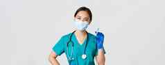 科维德冠状病毒疾病医疗保健工人概念微笑快乐的亚洲医生护士医疗面具橡胶手套准备注射器疫苗拍摄疫苗接种白色背景