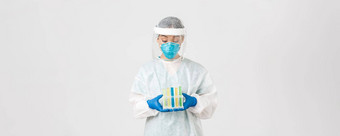 科维德冠状病毒疾病医疗保健工人概念兴奋亚洲女医生科技实验室个人保护设备持有试管》疫苗分析白色背景
