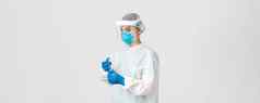 科维德冠状病毒疾病医疗保健工人概念一边视图年轻的亚洲女医生医生个人保护设备插入注射器灯泡疫苗