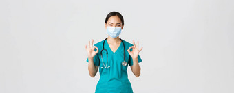 科维德冠状病毒疾病医疗保健工人概念年轻的专业女医生亚洲实习生实习医生风云医疗面具显示手势保证质量