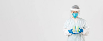 科维德冠状病毒疾病医疗保健工人概念兴奋亚洲女医生科技实验室个人保护设备持有试管》疫苗分析白色背景