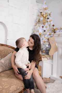 肖像快乐女人可爱的婴儿男孩庆祝圣诞节一年的假期蹒跚学步的妈妈包厢里装饰房间圣诞节树装饰单妈妈。