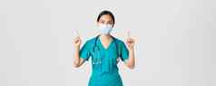 科维德冠状病毒疾病医疗保健工人概念很高兴狡猾的亚洲女护士医生医疗面具实习医生风云指出手指白色背景