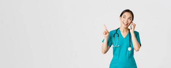 科维德医疗保健工人防止病毒概念肖像年轻的漂亮的亚洲女医生护士实习医生风云使在线订单会说话的电话指出上左角落里微笑