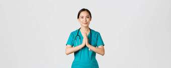 科维德医疗保健工人防止病毒概念微笑种类有爱心的漂亮的亚洲医生女医生实习医生风云显示纳马斯特祈祷手势白色背景