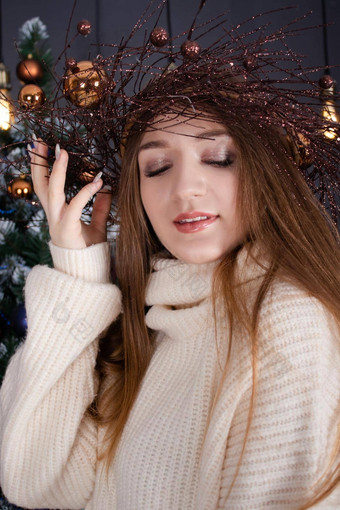 迷人的浅黑肤色的女人女人针织毛衣圣诞节树蓝色的装饰快乐一年主题舒适的假期庆祝活动