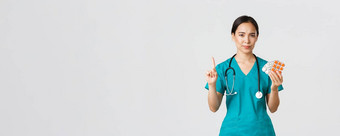 医疗保健工人防止病毒检疫运动概念不情愿的失望亚洲女医生医生摇晃手指反对责骂病人采取药物治疗