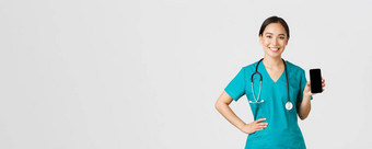 科维德医疗保健工人在线医学概念专业女亚洲医生护士实习医生风云显示智能手机屏幕微笑显示互联网任命应用程序白色背景