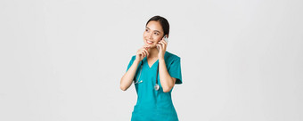科维德医疗保健工人防止病毒概念肖像微笑亚洲女医生实习生实习医生风云会说话的电话深思熟虑的思考使选择
