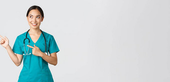 科维德医疗保健工人流感大流行概念感兴趣美丽的亚洲女实习生护士实习医生风云指出上左角落里好奇的梦幻微笑白色背景