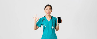 科维德医疗保健工人在线医学概念深刻的印象很高兴亚洲女医生在线咨询方法冠状病毒显示智能手机应用程序手势