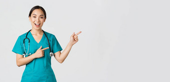 科维德医疗保健工人流感大流行概念很高兴微笑美丽的亚洲医生女治疗师实习医生风云护士指出手指上角落里显示病人白色背景