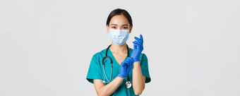 科维德冠状病毒疾病医疗保健工人概念专业微笑亚洲女医生医生医疗面具实习医生风云把橡胶手套检查白色背景
