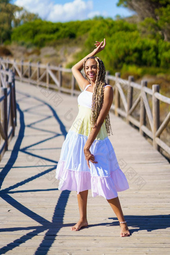 非洲女穿美丽的衣服木板路海滩