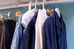 衣架衣服衣柜衣橱白色蓝色的衬衫挂铁路木衣柜首页服装店里