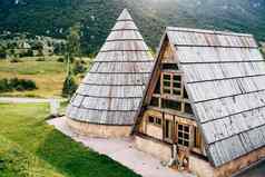 三角房子锥形绿色草坪上黑山共和国