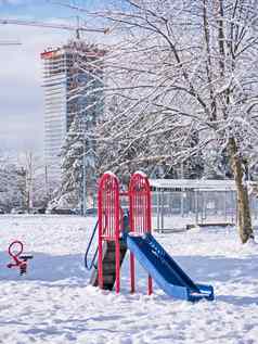 孩子们的玩地面雪冬天季节加拿大