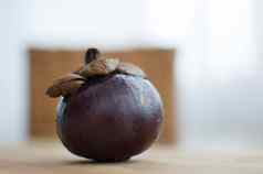 山竹果水果黑暗紫色的皮肤木表格女王异国情调的水果健康的吃概念