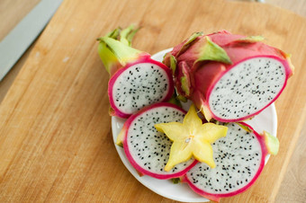 片龙水果火龙果白色纸浆黑色的种子白色板片杨桃阿维罗亚杨桃异国情调的水果健康的吃概念