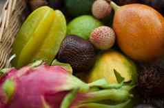 大篮子新鲜的热带水果激情水果杨桃龙水果火龙果山竹果利奇granadilla异国情调的水果健康的吃概念