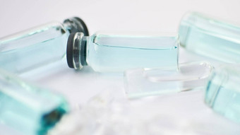 瓶<strong>疫苗</strong>前视图玻璃灯泡透明的蓝色的液体说谎白色背景全球<strong>疫苗</strong>接种概念