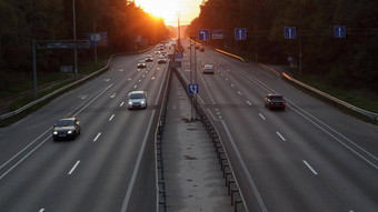 移动汽车高速<strong>公路</strong>日落时间高速<strong>公路</strong>交通日落汽车忙交通高速<strong>公路</strong>路前视图