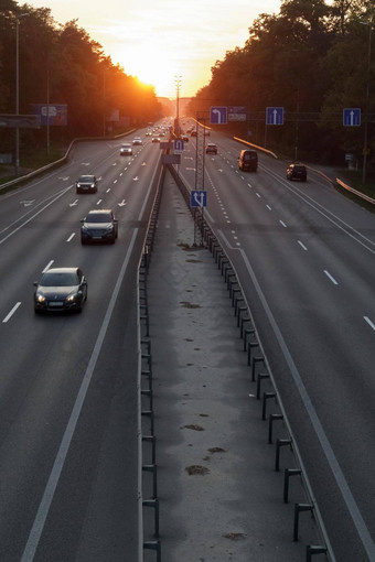 移动汽车<strong>高速</strong>公路日落时间<strong>高速</strong>公路交通日落汽车忙交通<strong>高速</strong>公路路前视图