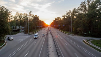 移动汽车<strong>高速公路</strong>日落时间<strong>高速公路</strong>交通日落汽车忙交通<strong>高速公路</strong>路前视图