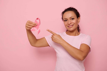 拉美裔女人持有粉红色的丝带象征世界乳房<strong>癌</strong>症意识一天10月女人的健康护理概念10月粉红色的一天世界<strong>癌</strong>症一天国家<strong>癌</strong>症幸存者一天