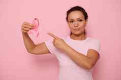 肖像宁静中间东部种族女人粉红色的t恤指出缎丝带手相机孤立的彩色的背景复制空间乳房癌症一天概念