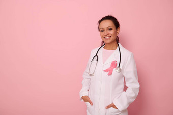 肖像非洲美国医生医疗外套粉红色的丝带听诊器脖子相机孤立的彩色的背景复制空间世界乳房癌症意识一天