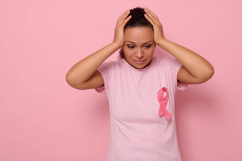 10月乳房<strong>癌症</strong>意识月女人粉红色的衬衫粉红色的丝带支持人生活疾病持有手头孤立的粉红色的背景复制空间文本