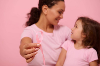 焦点粉红色的丝带手模糊女人女孩穿粉红色的丝带t恤横幅乳房癌症意识一天动机口号战斗癌症医疗概念复制空间