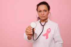 焦点扩音听诊器手美丽的混合比赛拉美裔医生医疗外套粉红色的缎丝带象征全球乳房癌症意识一天10月女人的健康概念